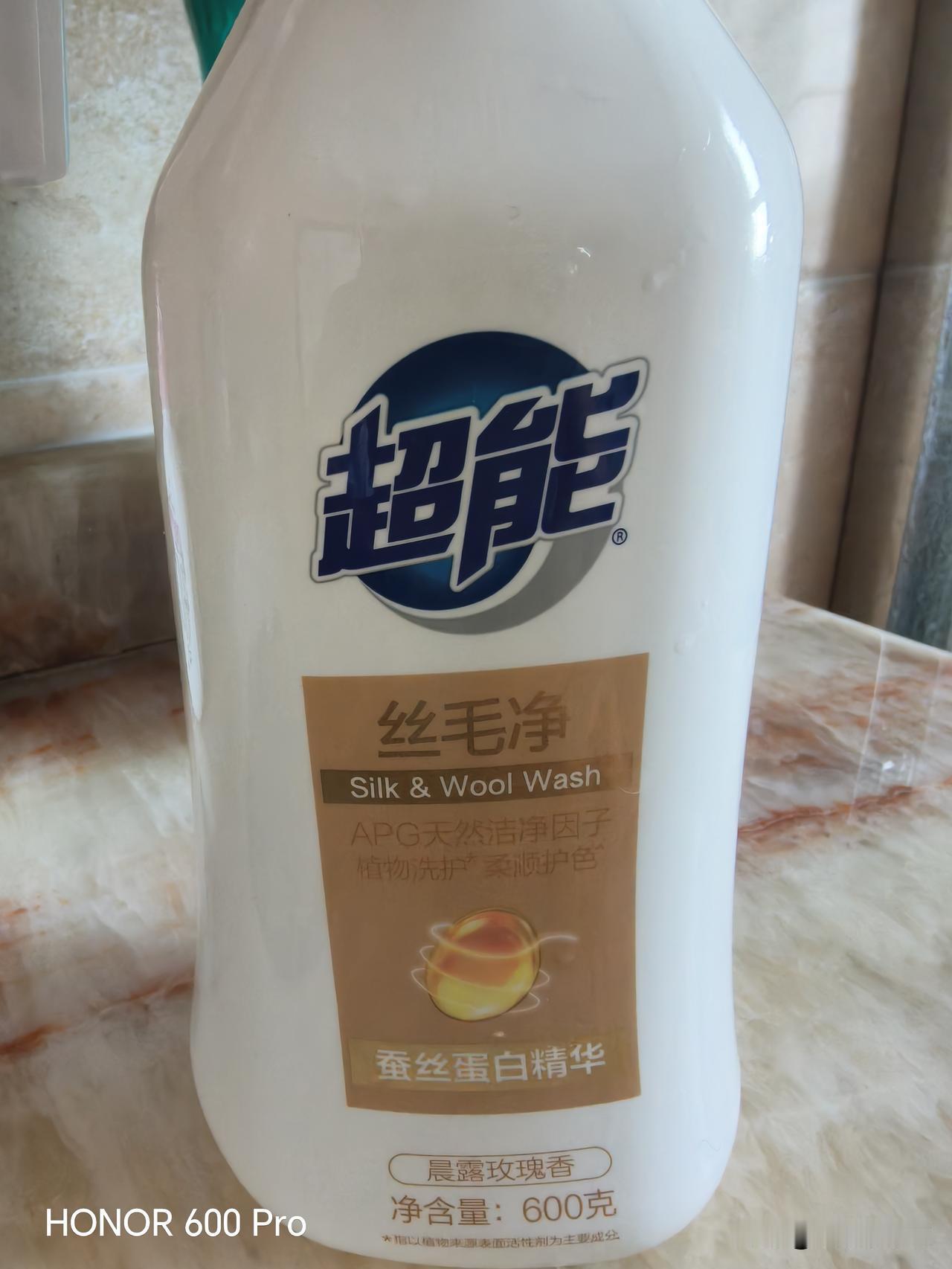 给大家推荐一个超级好用的小妙方，用超能丝毛净洗粉底刷，洗完干净又柔软。
挤一滴在