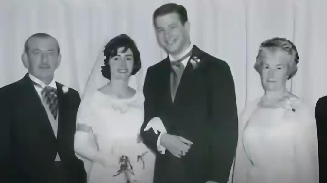 当年佩洛西结婚，她的婚纱没有特朗普第三任妻子的婚纱那么隆重华丽，佩洛西的婚纱看起