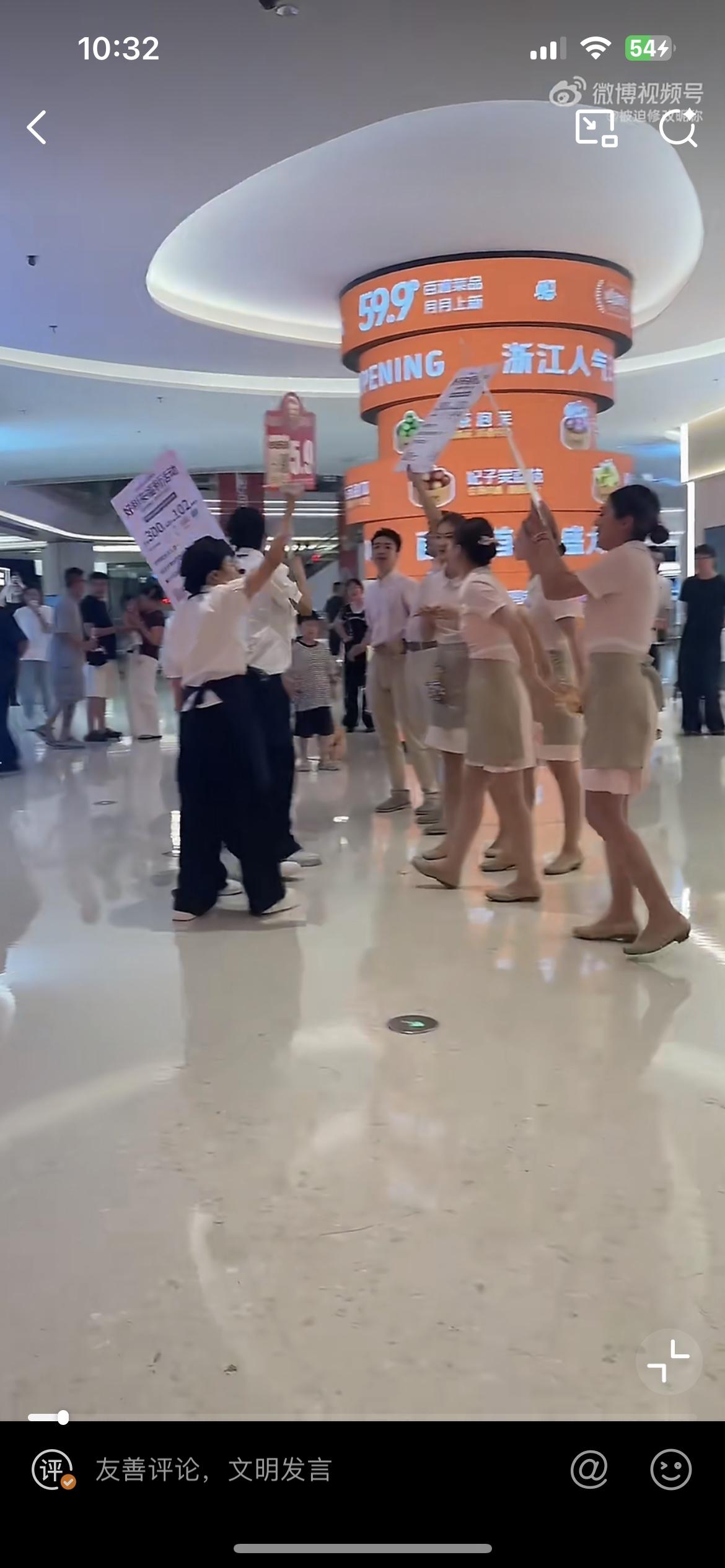 网友偶遇浙江丽水一商场，两面包店好利来和法大吉上演促销大战。
不知道什么时候开始