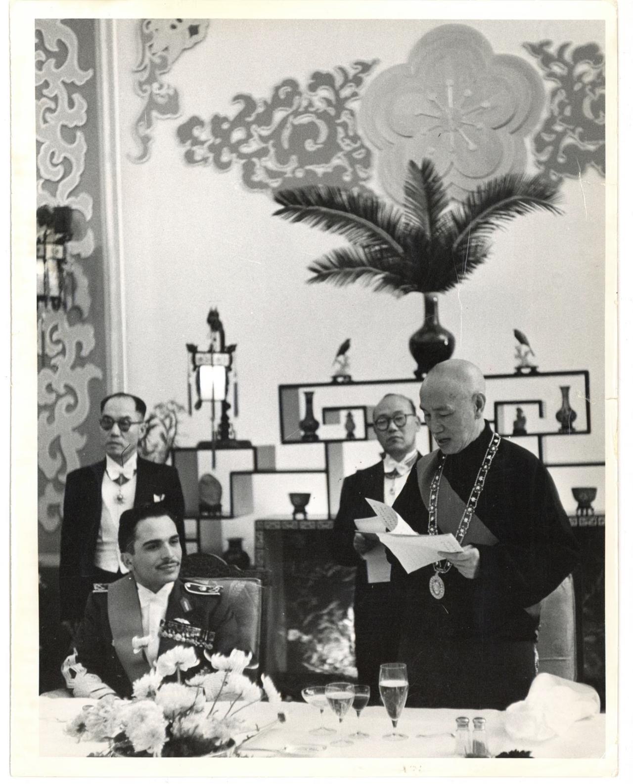 没想到上世纪50年代困守台湾的蒋介石，还曾以“元首”身份接待过中东国家的国王！这