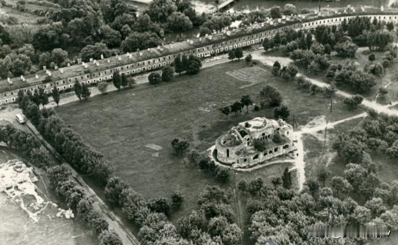 布列斯特要塞虽然是沙俄修建的，但在1914-1917年间那次世界大战结束以后到1