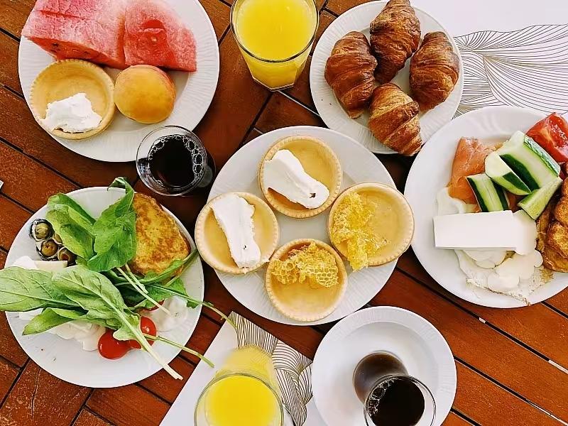 真是悲痛的一天，我家小泰迪被车撞死了。泰迪犬一定要牵引绳，特别小的狗狗活泼好动，