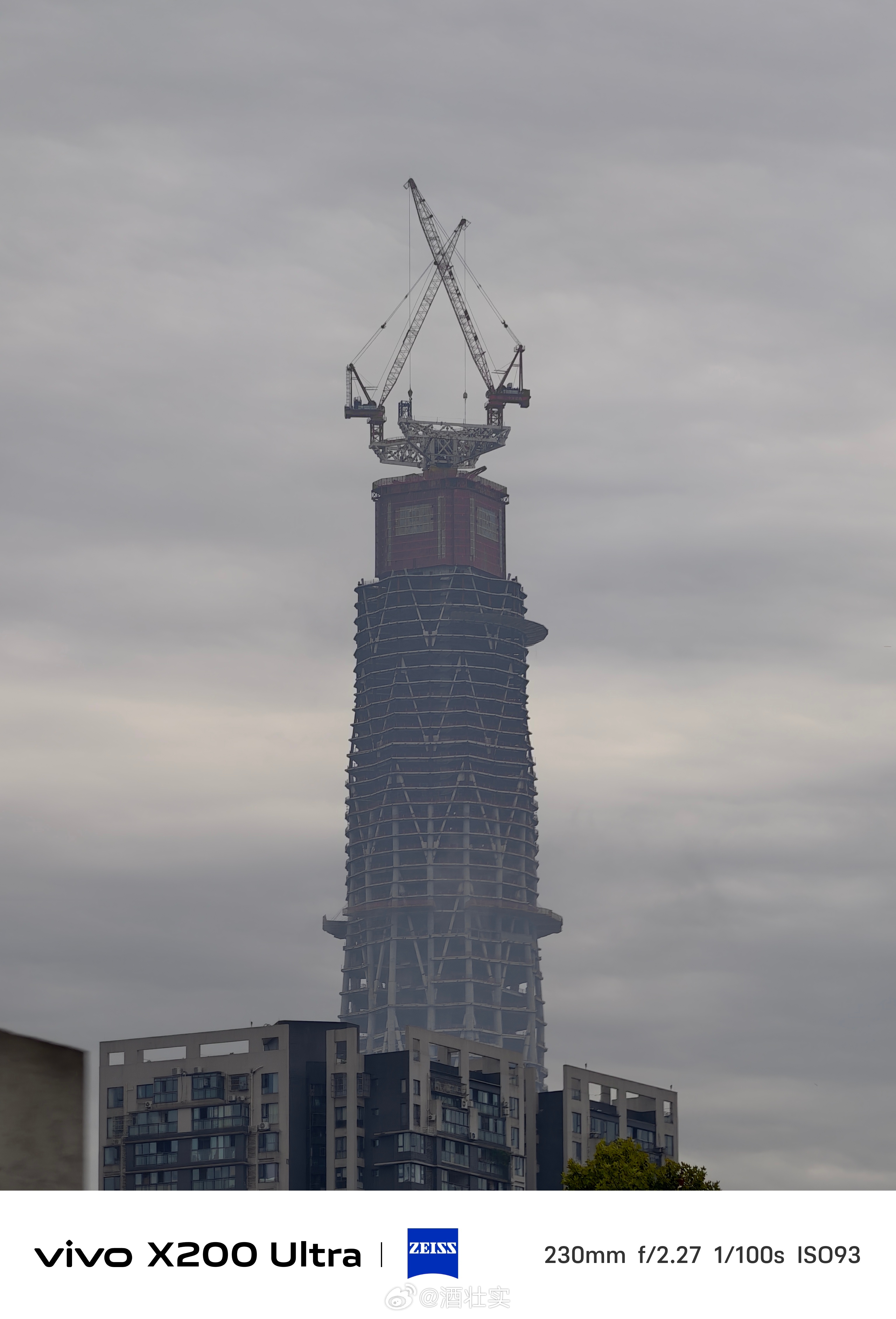 去俱乐部的路上再次发现巨无霸蟑螂哥[doge]这栋楼到底叫啥？太前卫了[doge