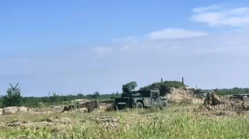 增援哈尔科夫前线的乌军，悍马车载火箭炮正在齐射火箭弹。

很像是东方大国的107