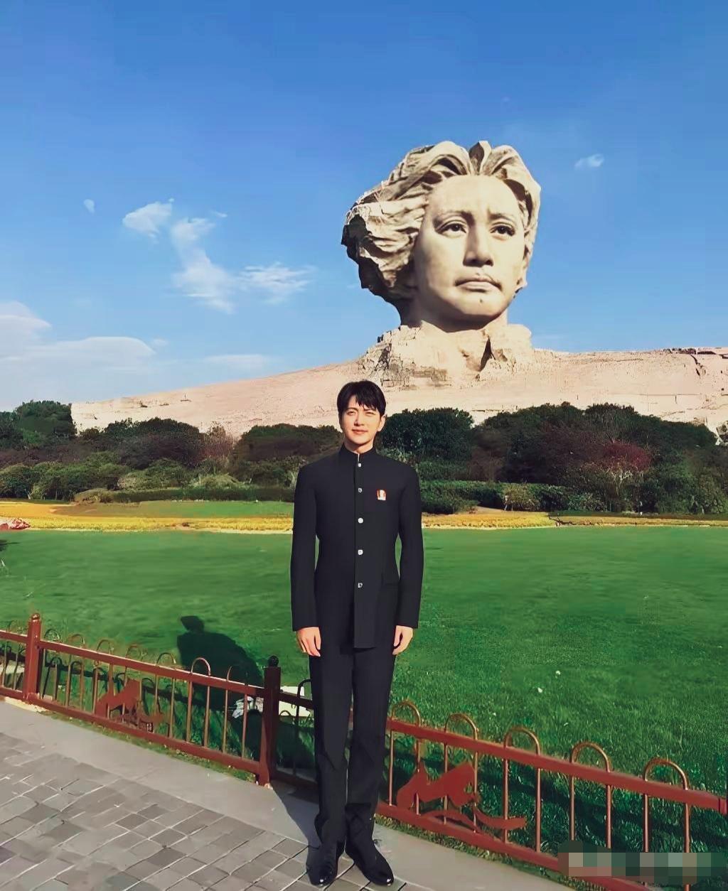 穿中式正装的王仁君在橘子洲头这张照片大家看怎么样？