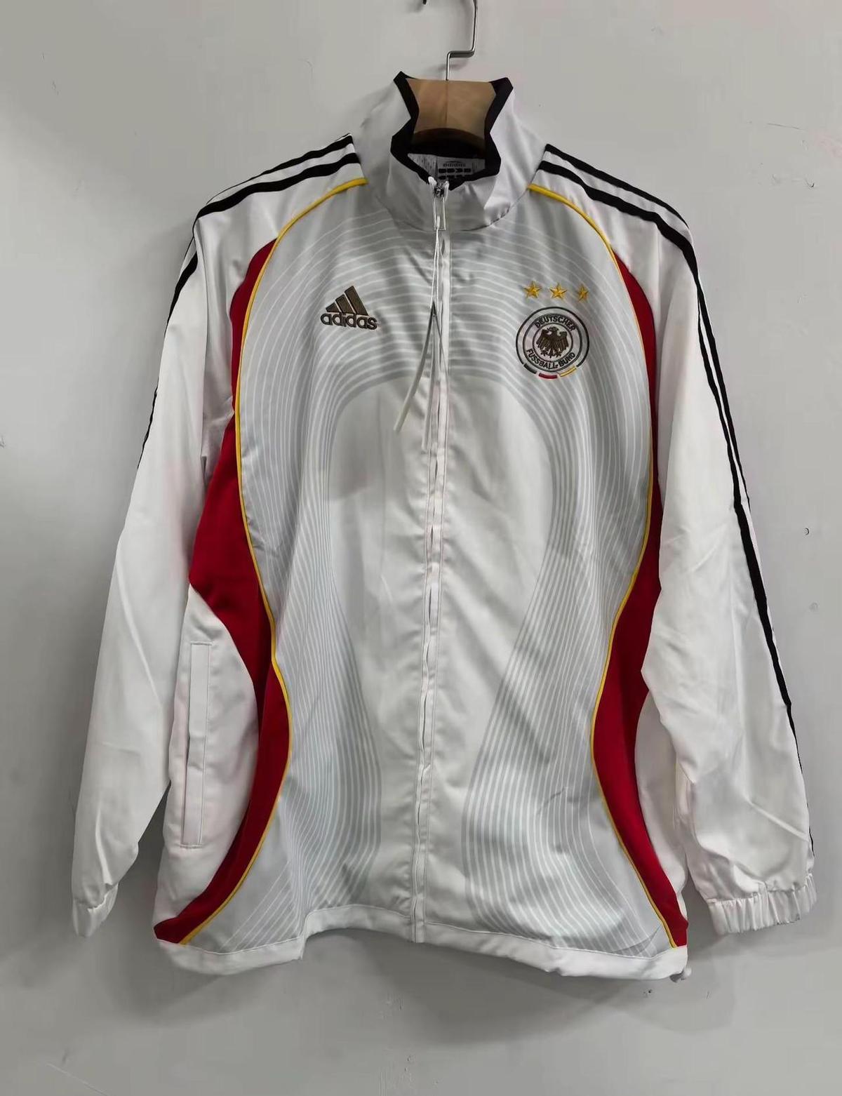 2006年那件白底红黄条的训练外套，没人当它是衣服，都当成了时间胶囊。
adid