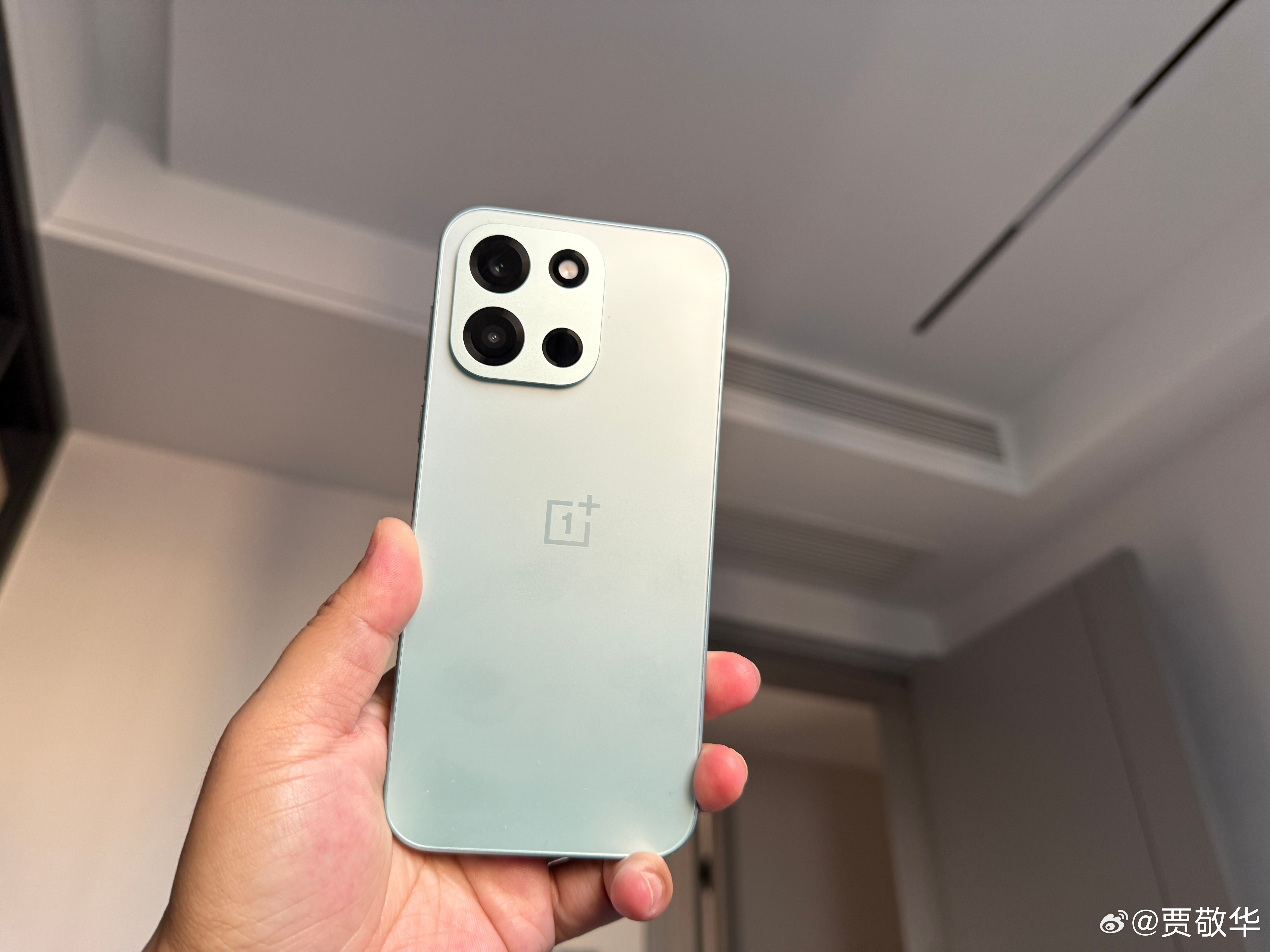 现在手机外观有点太像了，不看系统，只看手机背面，你知道这是哪一款手机吗？如果把品