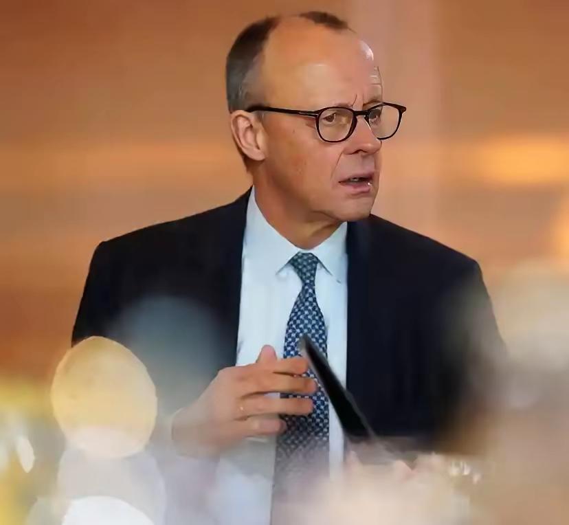 ​德国总理默茨抨击德国前政府默克尔的
​观点：他明确的指出淘汰核电，但现在相对于