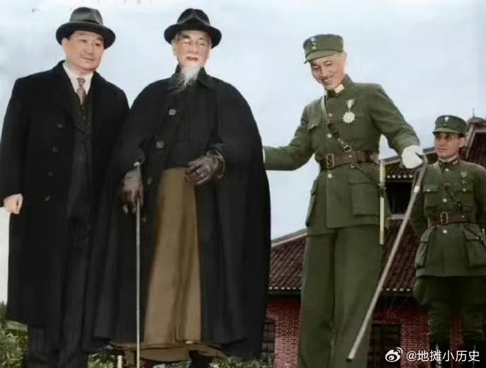 1943年，重庆。蒋介石恭请林森检阅部队，也就是这年的八月，林森被美军的卡车撞死