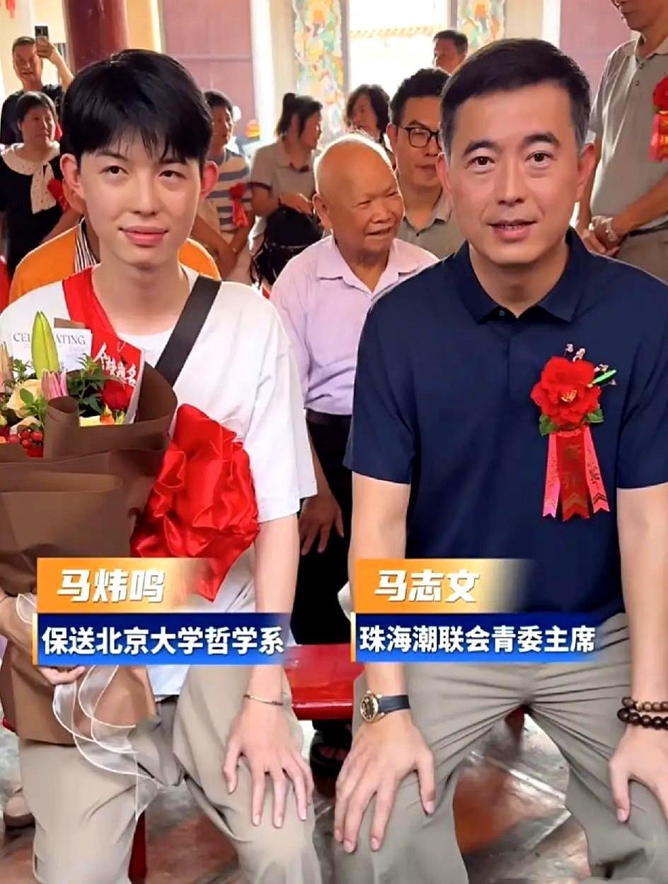 老子方脸阔相骨相顶配，儿子却长了张窄长小脸，站一块活像拼盘。

父亲宽厚下颌一摆
