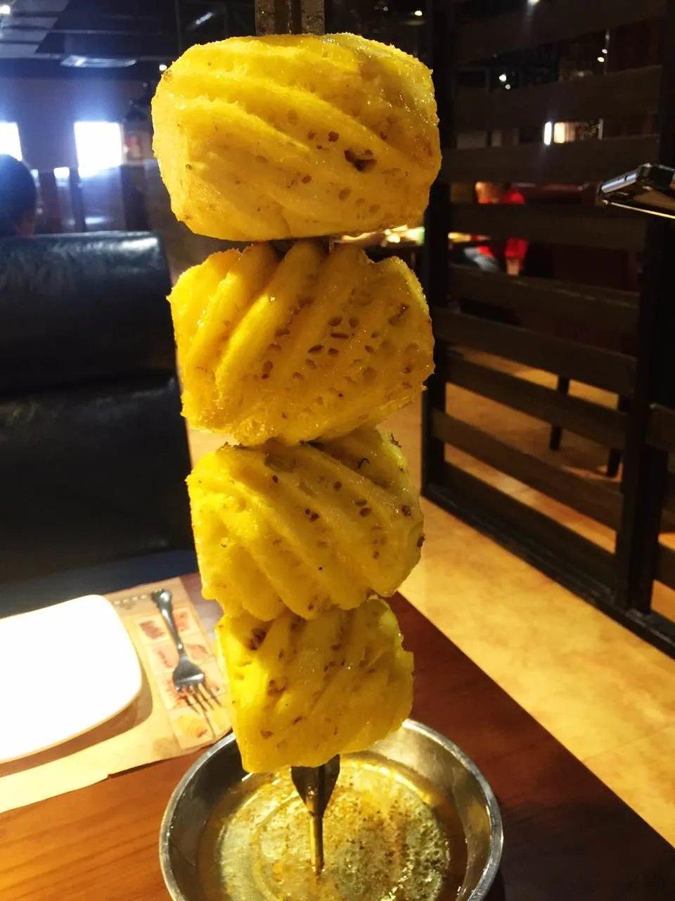 现在遍地的烤肉店每一个商场都好多家最近有小伙伴用苹果片当馍或者生菜用看的眼界大开