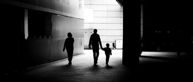 发育迟缓的儿子考试没考好，回来路上就情绪崩溃，现在在学校知道隐藏自己情绪了，在学