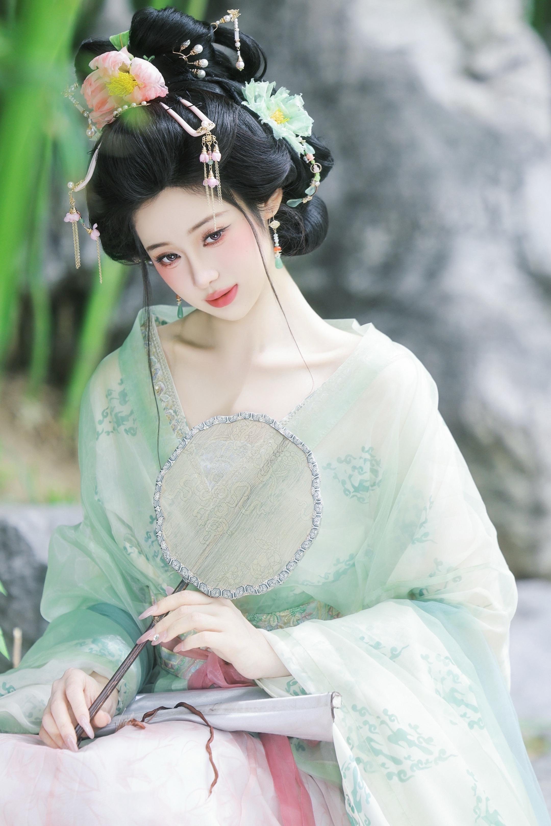 应是绿意晓生浓。最近好喜欢绿色 摄/后：我