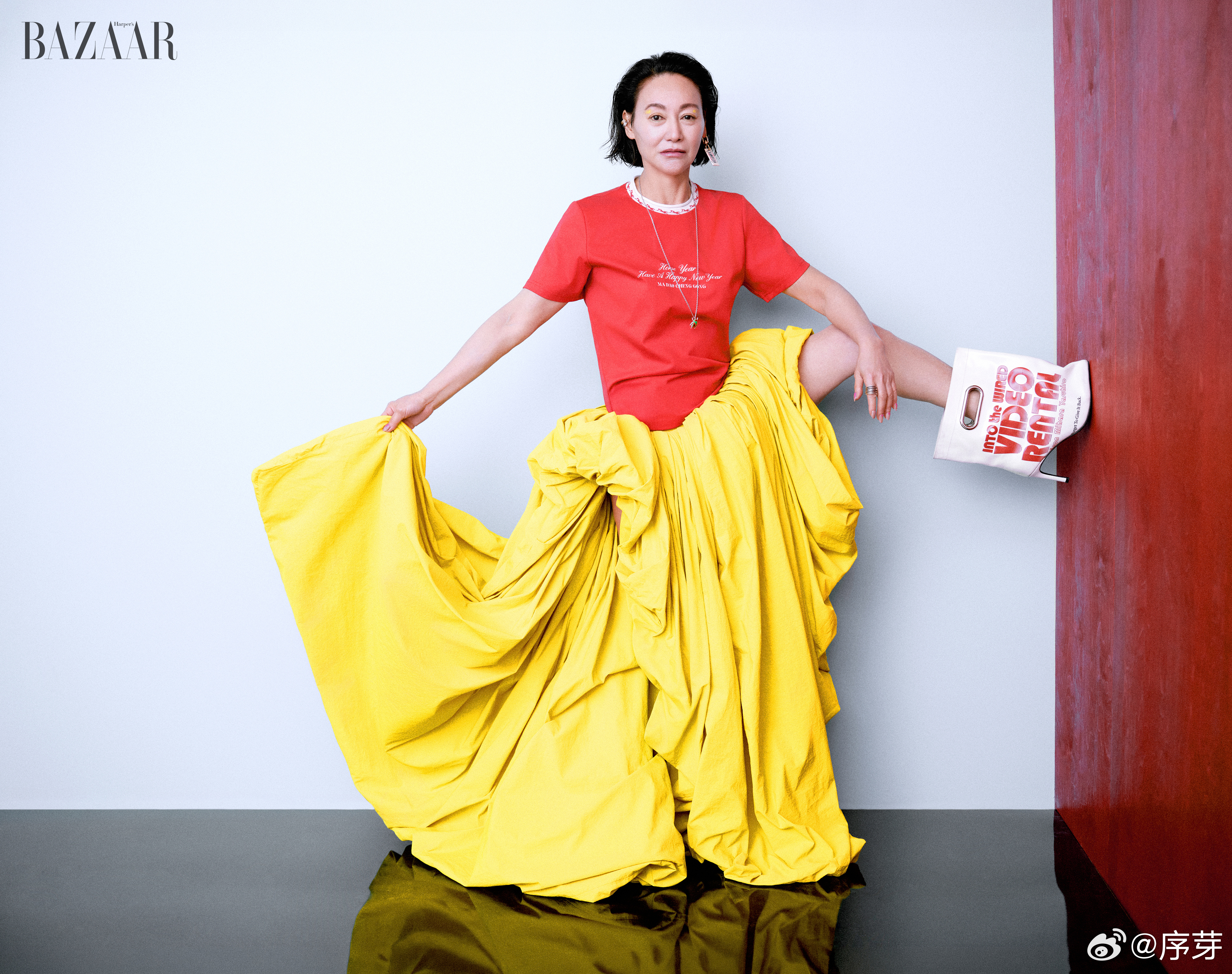 惠英红二登时尚芭莎封面 66岁依旧二登时尚芭莎封面，惠英红真的活成了榜样。她把岁