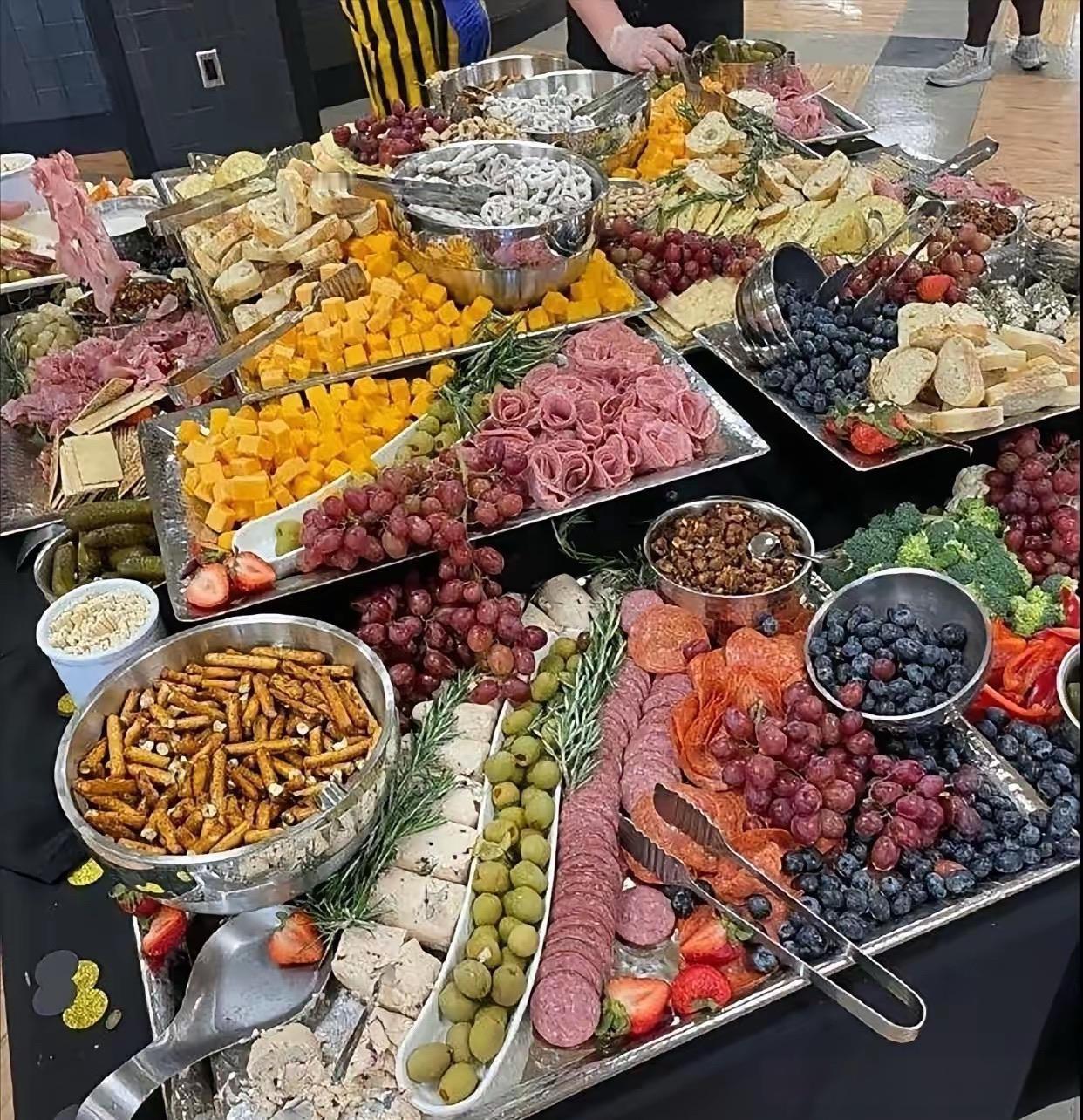 这聚餐的气氛太好了