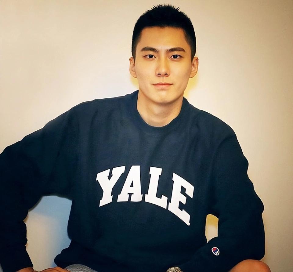 李柘远的故事，听着就像一部逆袭爽文。
一个沉迷网游的单亲家庭小孩，最后考上了耶鲁