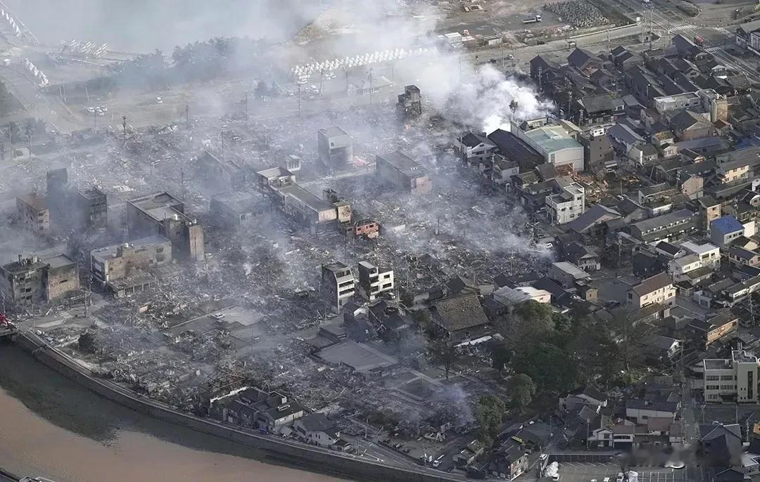 日本地震这个事儿挺有意思的……
刚刚一地震，救灾的自卫队还没出门呢，就有一堆自媒