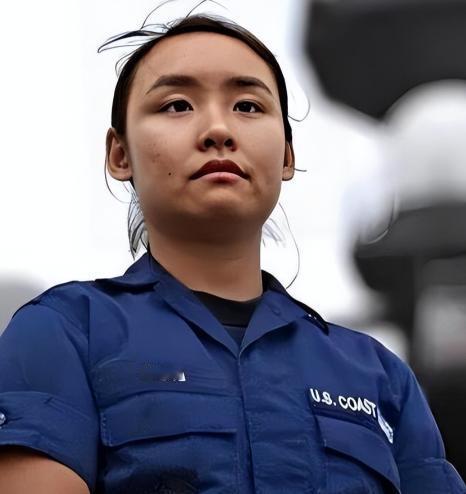 当年在美舰上警告中国海军的华人女兵郑浩儿，本以为能凭此换来绿卡和军功章，可她后来