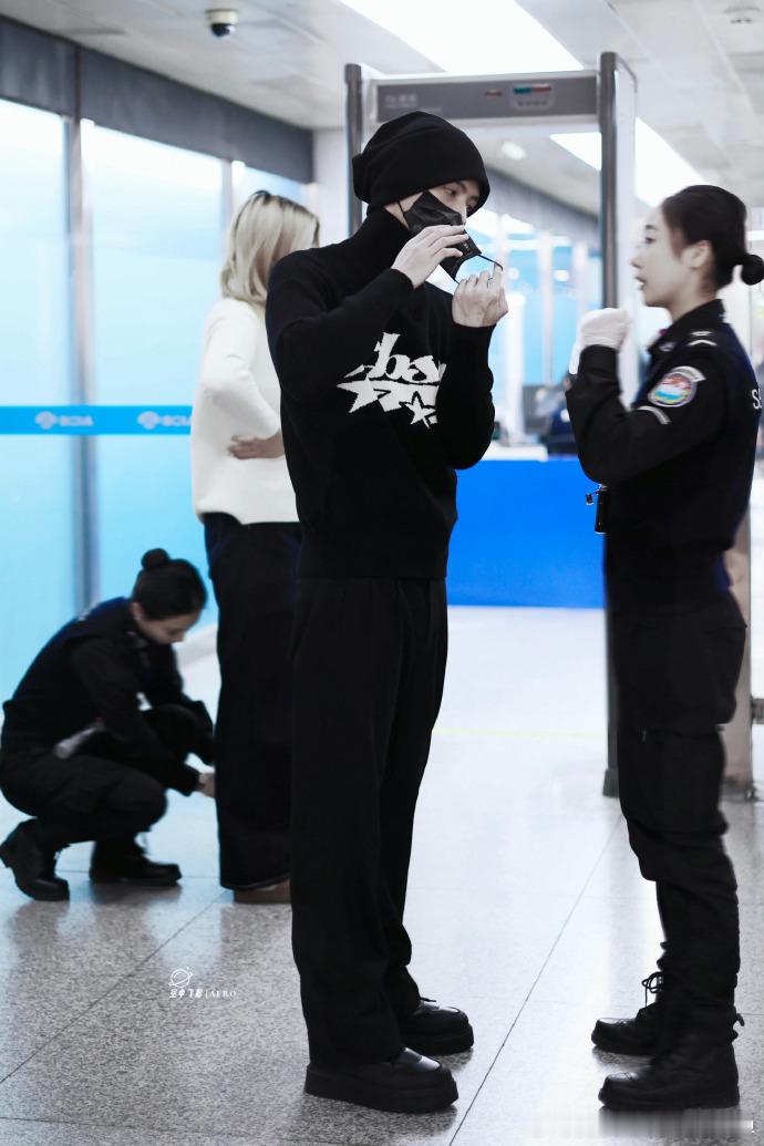 罗一舟allblack大衣造型  罗一舟allblack机场路透  罗一舟以al