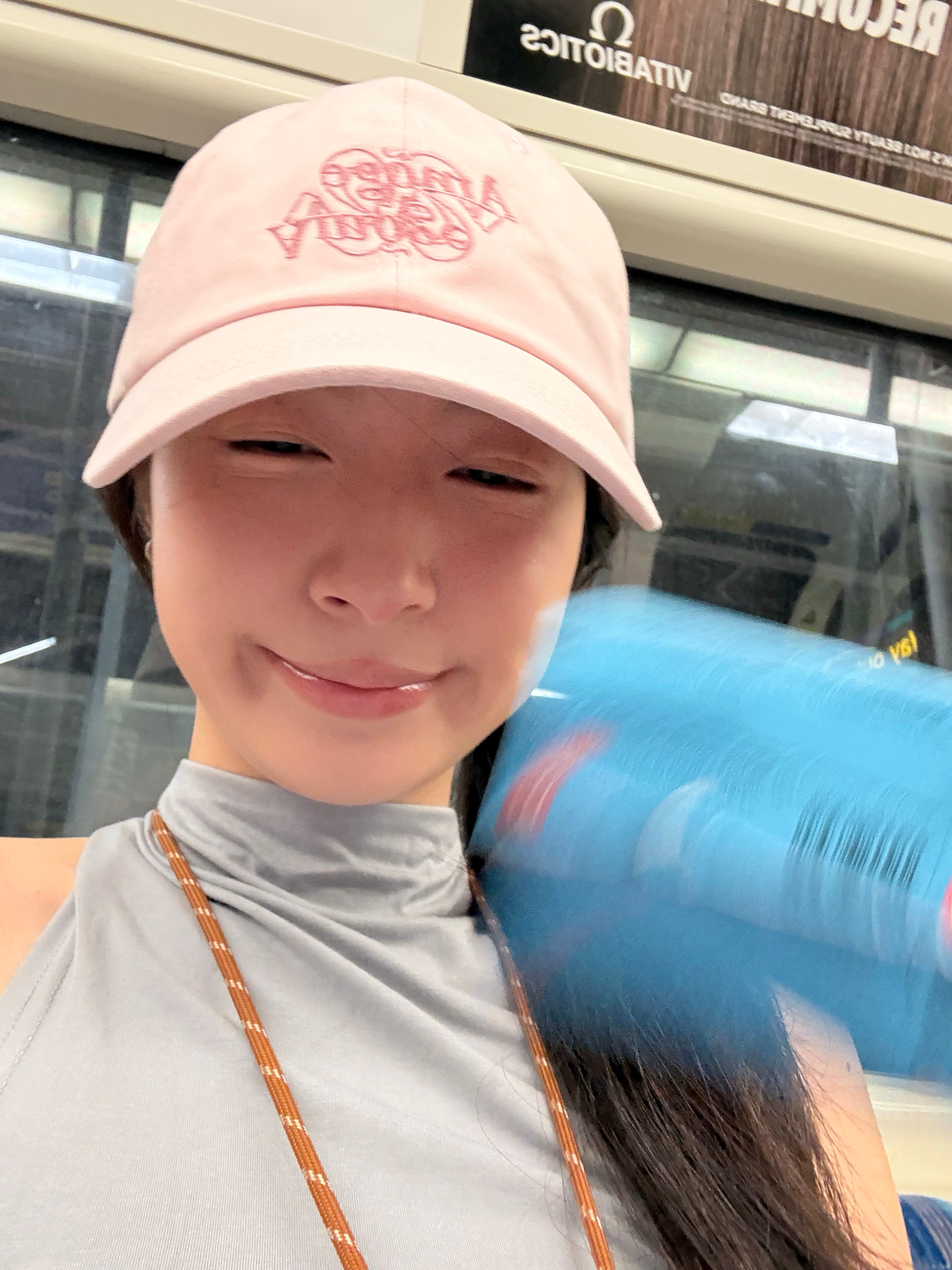 我觉得伦敦地铁里有50度……进来人都煮熟了 座位旁边的把手都是烫的🙂↕️ 