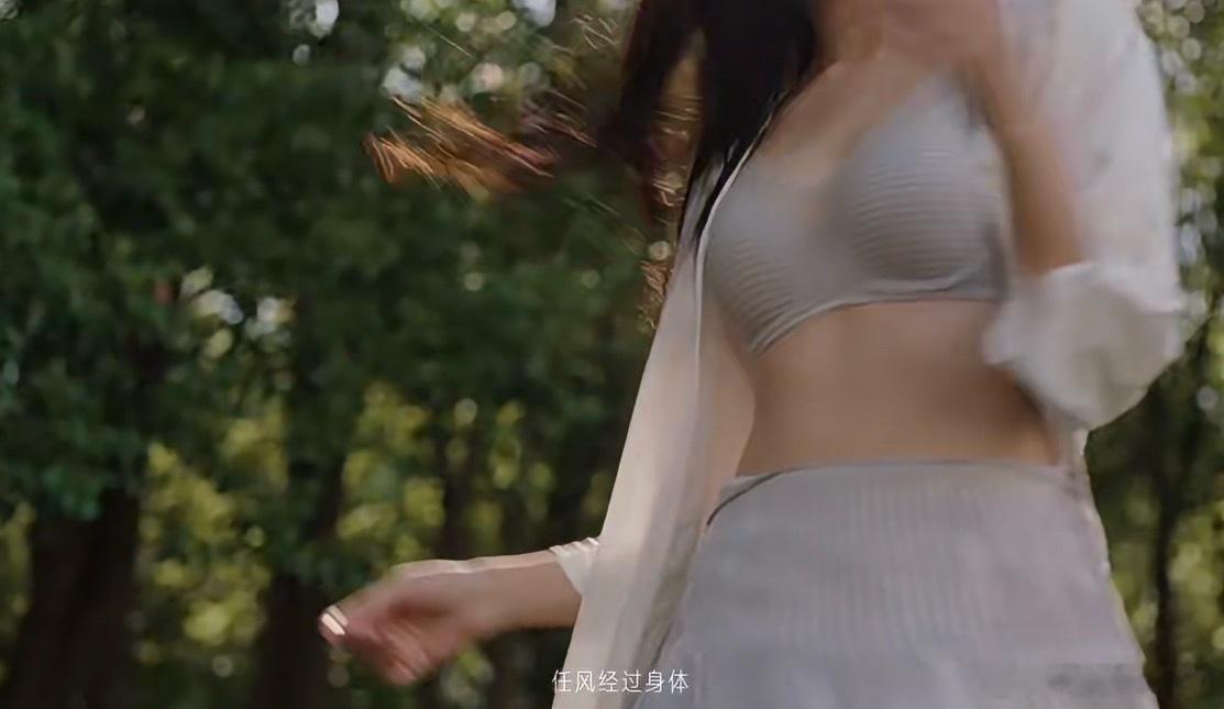 刘诗诗安莉芳全球品牌代言人谁还没收到刘诗诗的夸夸  看到这组躺在草地上，手持绿叶