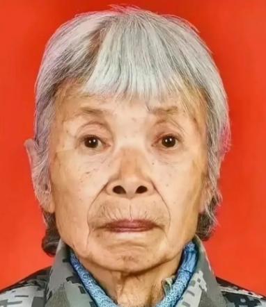 中国首位女空降兵马旭，晚年居住在一套破旧的平房里，然而令人敬佩的是，她将自己积攒