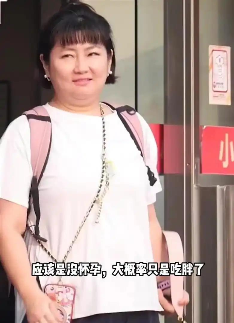 一张接娃放学的日常照，竟招来满屏恶意。

有人盯着她的身材指指点点，有人拿她的婚