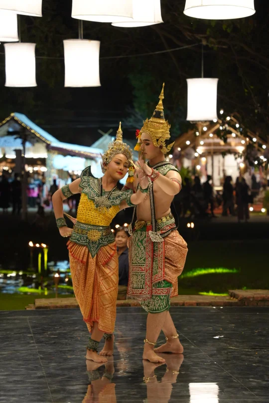 想要参加本地的天灯节—来素可泰就对了