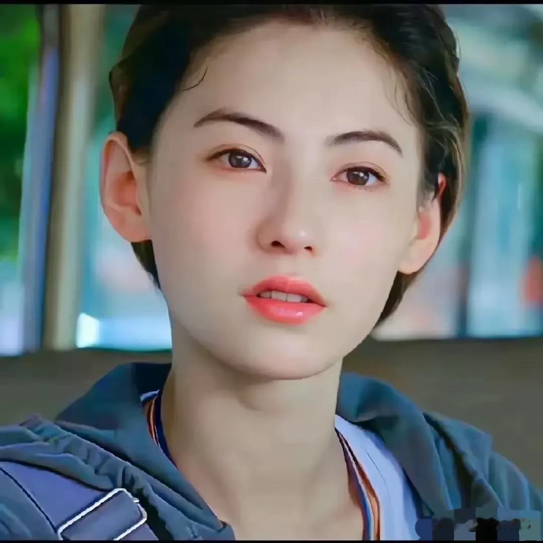 她俩的五官单看几乎是一样的，但搭配在一起就觉得张柏芝的颜高级很多，是那种融合古典