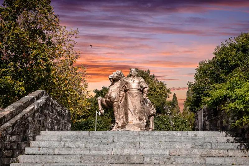 朱元璋和刘伯温的关系挺复杂。朱元璋出身贫寒建立明朝，刘伯温出身书香门第，是“明初