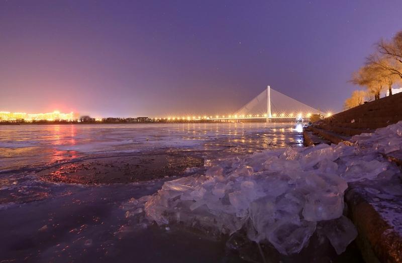 寒江如酒月如舟，
雪满千山客满楼。
醉里不知身似梦，
醒来方晓缺钱愁。