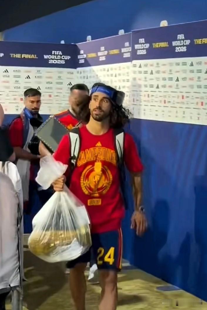 世界杯决赛落下帷幕，西班牙1‑0击败阿根廷成功登顶，捧起大力神杯。在赛后球员离场