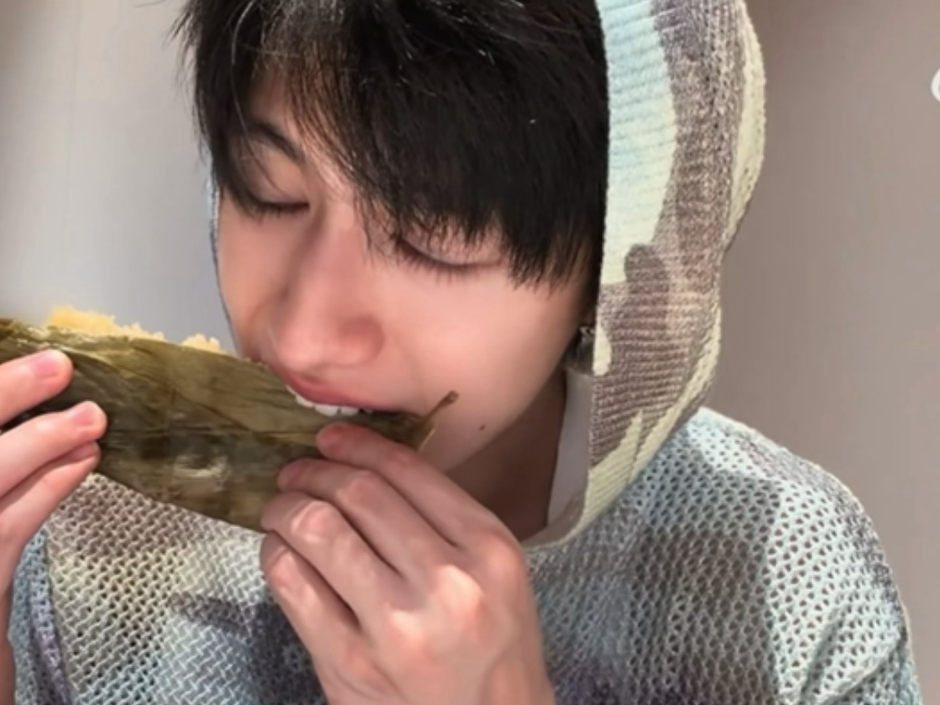 真的没有人觉得朱志鑫是兔子变的吗 他吃粽子特别喜欢用他的门牙去碰食物 太可爱了?