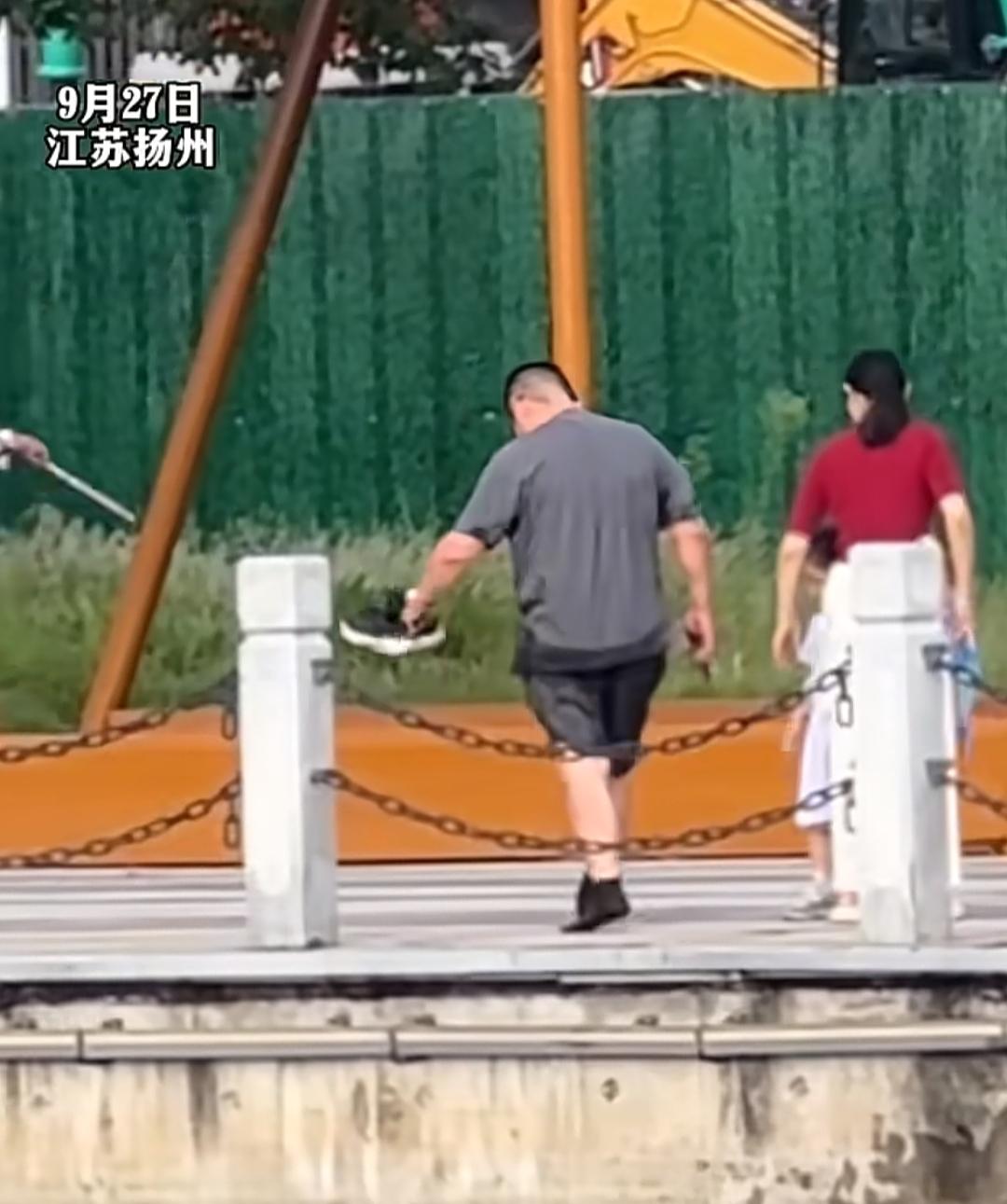 扬州好大哥太帅了！救起落水娃后提鞋就走，这背影帅炸了！
昨天扬州明月湖的一幕，直