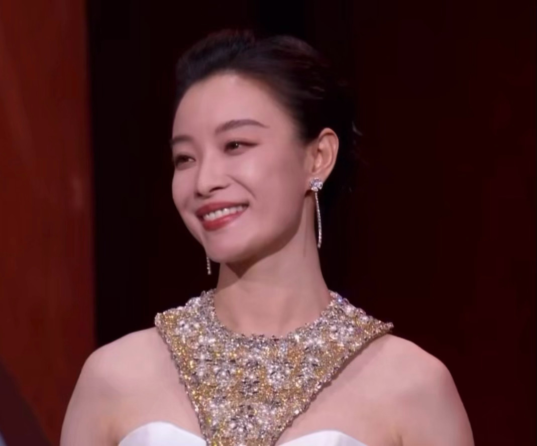 特别大气的倪妮！主持首秀来了