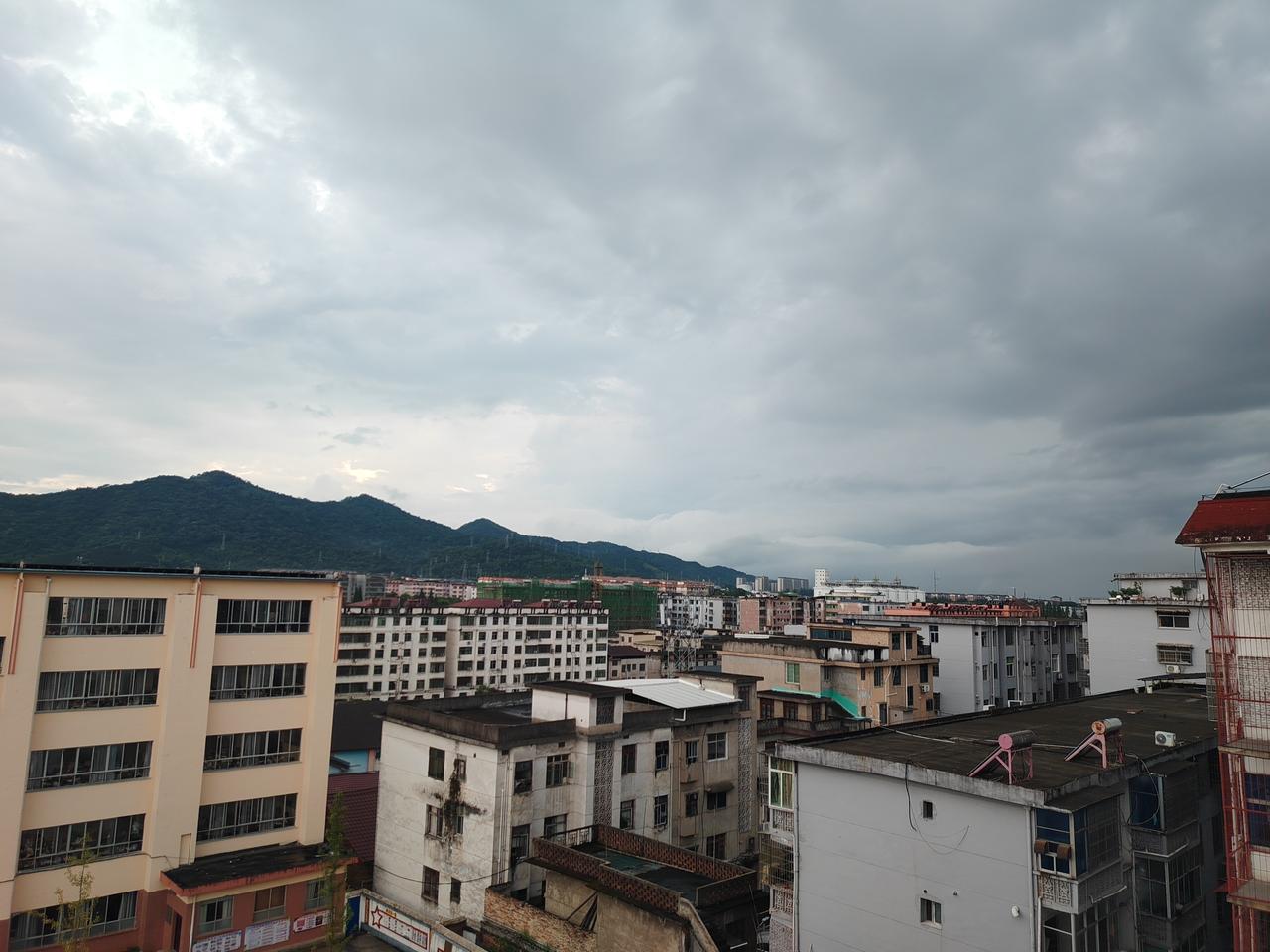 雨后的小城——

站在六楼，望着雨后的小城，一角，也是那样的清晰。忍不住，拍下来