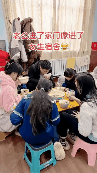 一对夫妻生了5个女儿，妻子称老公进家门就像进了女生宿舍，5朵金花这是人生赢家，要