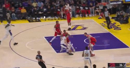 湖人球员现在怎么这么愿意摊手！东契奇这球有什么摊手的？？？