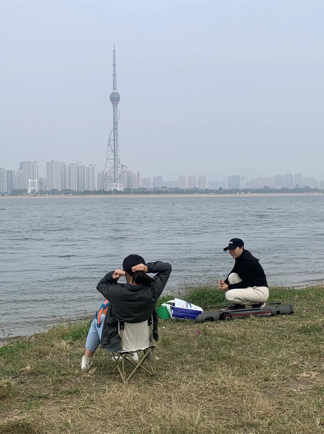 昨天，我来到了历史悠久且风光美丽的临沂。傍晚，我入住于沂河岸边的一个汽车露营地，