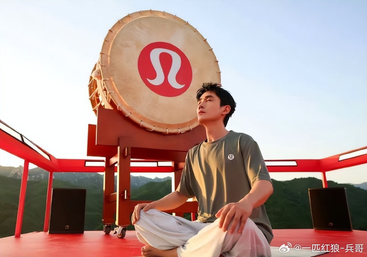 朱一龙疑似在长城敲日本太鼓 完整事件梳理！5.30朱一龙出席lululemon长