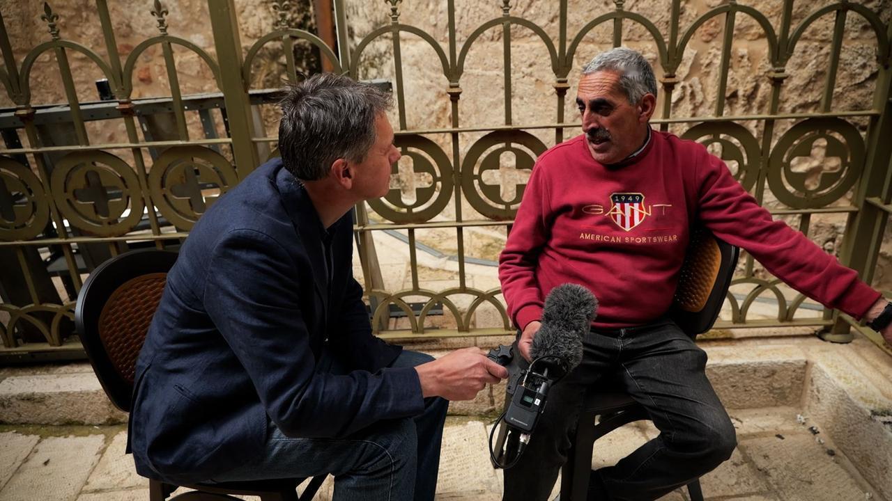 这里很紧张”：耶路撒冷为中东战争的前景做好准备
亚当·帕森斯在耶路撒冷老城向人们