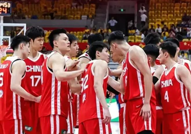 你很少看见队员们在地板上非常积极的交流、进攻端打着打着就有持球人上头、比赛被对方