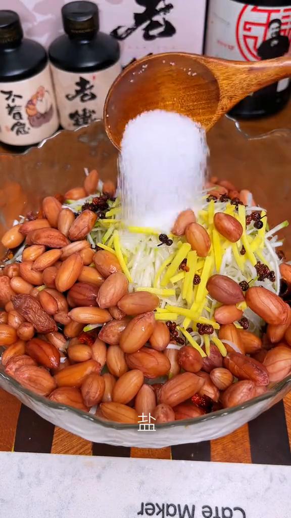 就这种芥菜疙瘩最好的吃法。
·疙瘩擦成丝，锅里倒点油，去点花椒油。
·炒完了以后