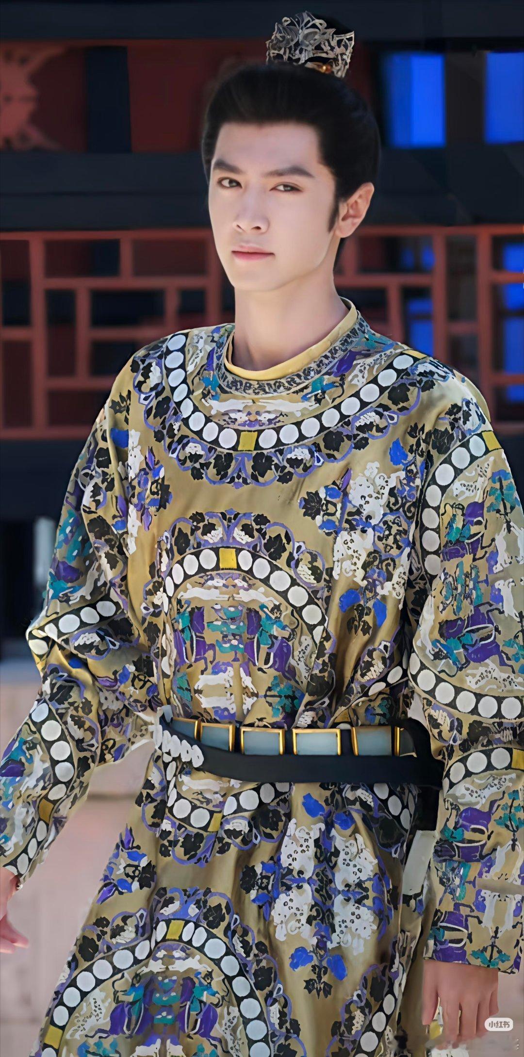 陈哲远《江山为聘》妆造真的好差劲，全靠一张脸撑着，这身衣服能够体现帝王之气吗？ 