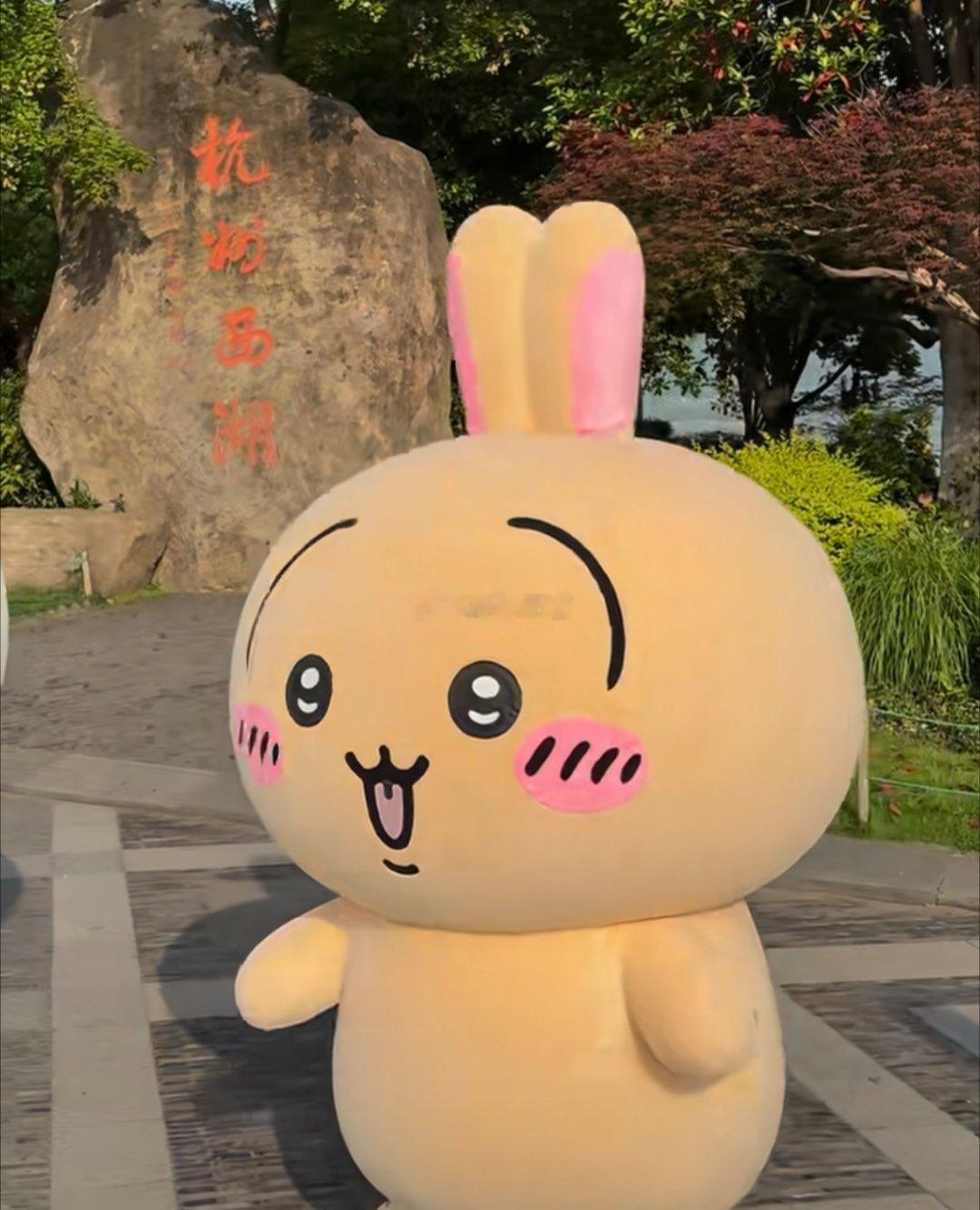 吉伊卡哇灵感共创夏日企画清晨西湖限定游客乌萨奇上线踩着石板路逛西湖，满眼都是温柔