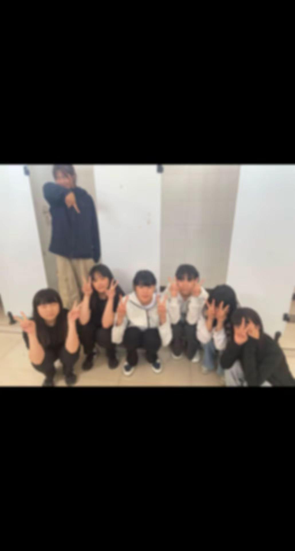 15分钟的课间我们几个在厕所里吞烟吐雾 唠这放假去哪儿玩儿 还没到上学点就在群里