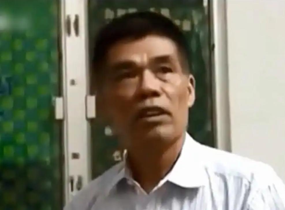 年轻时坐拥千万资产，逼着前妻净身出户，把两个亲生女儿赶出家门，连一分抚养费都不肯