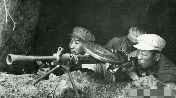 1952年11月5日，上甘岭597.9高地上，一个21岁的四川小伙子第一次端起枪