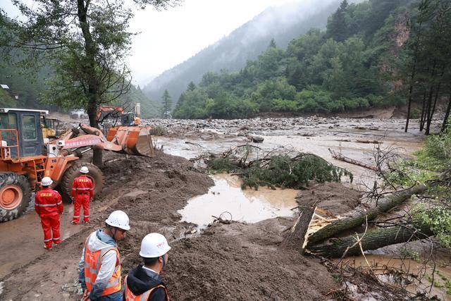 甘肃榆中县山洪灾害已致10死33失联愿平安！今年以来，全球极端天气肆虐，对人民生
