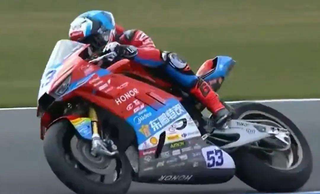 2026 WSBK荷兰站首回合张雪机车获第四 德比斯罚时憾领奖台 积分榜稳居第三